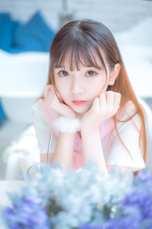 “蠢女人！”看着两女离去的背影，吕布摇了摇头，他哪看不出来，小乔对于周瑜的死虽然难过，但并没有那种死去活来的程度，毕竟时间可以冲淡一切，对周瑜如是，对小乔同样也如是，但哪怕这样，也不该在自己面前表现出来，不过小乔如果哪天长大了，没这份蠢劲了，那还真有点不习惯，相比起来，吕布还是比较喜欢看这一根筋的丫头刚刚挺起来那点劲儿被自己按下去的表情。