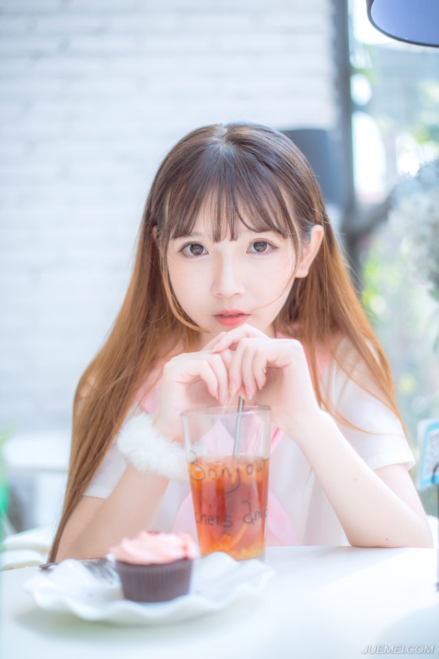 “拭目以待吧。”庞统微笑道，随后看向众人道：“却不知张任如今何在？”